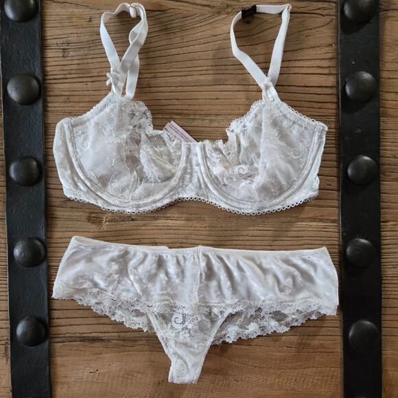 Victoria's Secret Dream Angels White Velvet and Lace Bra and Thong Set sz 32DD/S - Picture 1 of 5